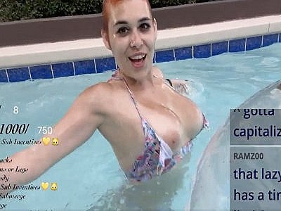 La streameuse Kitty_cass_ se retrouve seins nus (accidentellement) et se fait ba