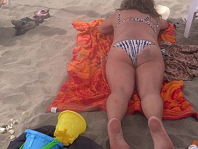 I show myself in a bikini on the beach and I get on all fours to fuck with my bo