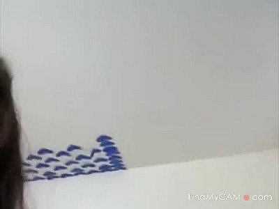 Hot babe cl fingers her pussy in private show