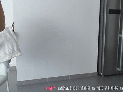 Booty Shake - French Amateur Girl at Home - Vends-ta-culotte