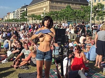 NAKED SELFIES | Performance by Milo Moiré (2015)