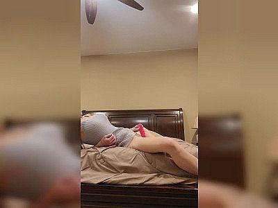 Amateur MILF makes herself cum hard