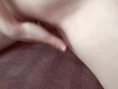 素人人妻が手マンでおまんこクチュクチュ 潮吹き絶頂