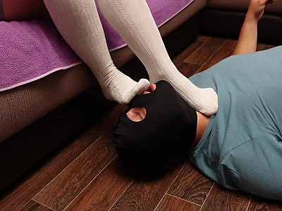 Раб целует ноги госпоже школьнице в юбке и белых гольфах